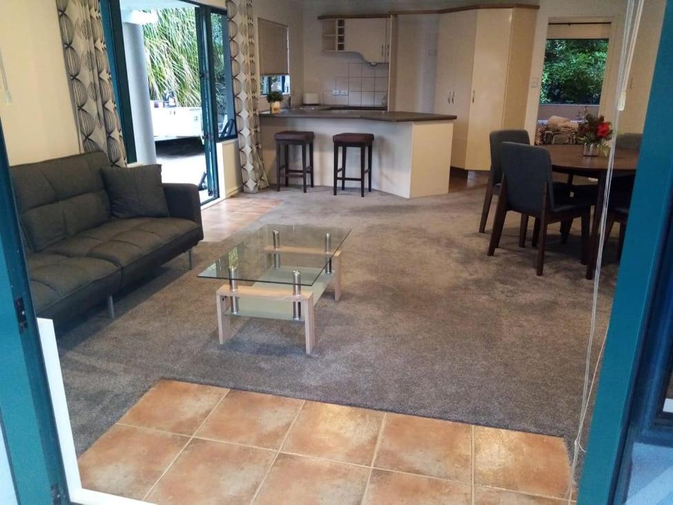 Gulf Harbour Guest House Apartment オークランド エクステリア 写真